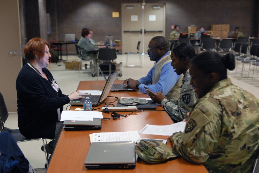 U.S. Army Reserve Soldiers discuss Family readiness