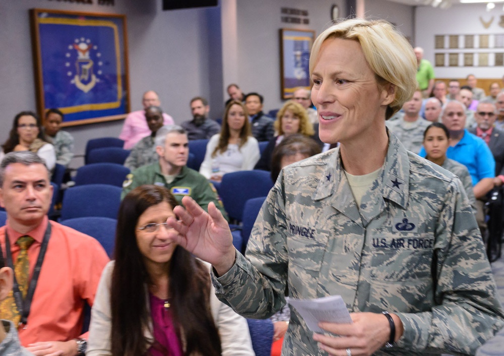 Pringle applauds courage, hard work at 25th Air Force