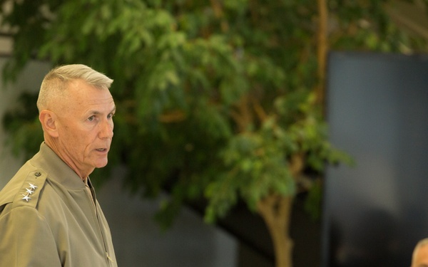 Marine Reserve commander commemorates 100-year history in Denver