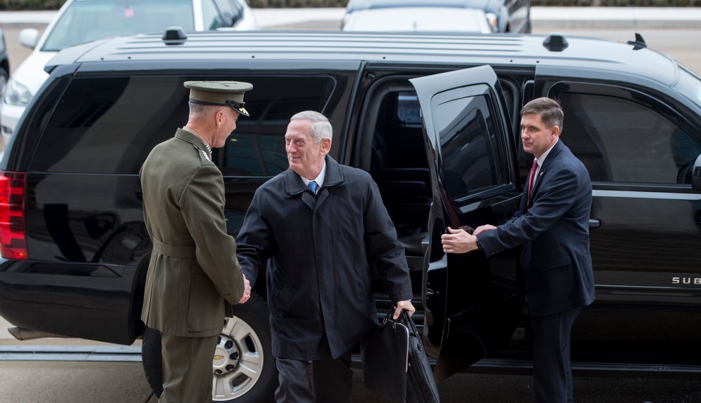 SD Mattis arrives at Pentagon