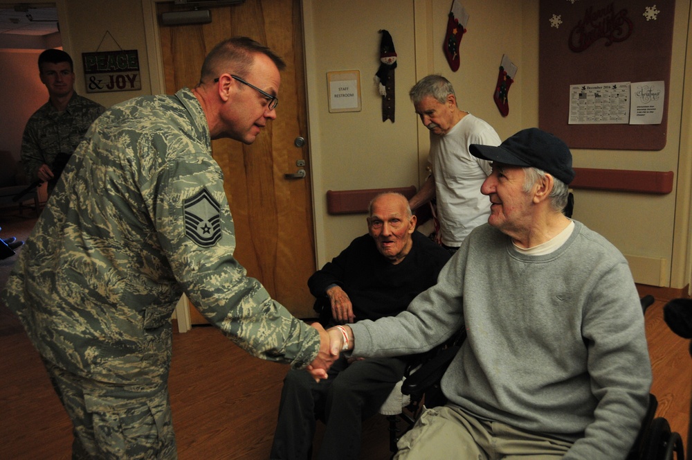 Guardsmen Pay Holiday Visit to Veterans Center
