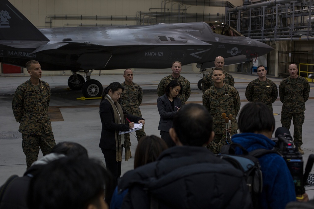Marine leaders welcome VMFA-121 to the Pacific