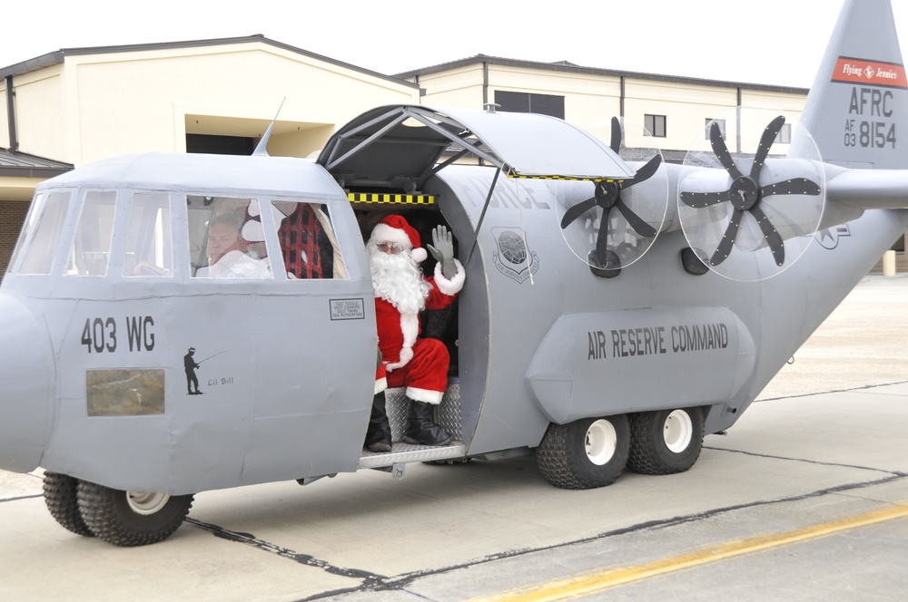 Santa visits 403rd Wing