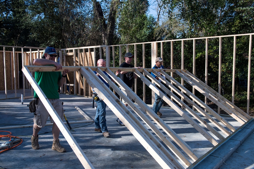 Moody volunteers ‘stand up’ Valdosta home