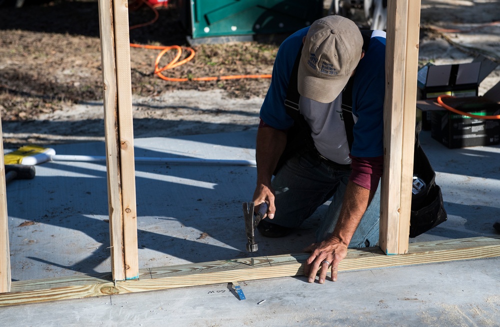 Moody volunteers ‘stand up’ Valdosta home