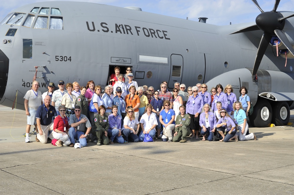 Ninety Nines tour Hurricane Hunter WC-130J aircraft