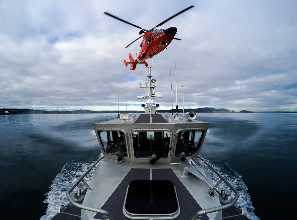 Coast Guard units conduct helo ops in Elliott Bay, Wash.