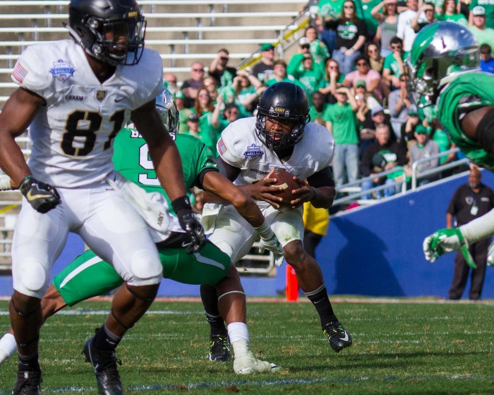 Cadet Ahmad Bradshaw leads Army West Point Football to victory in Heart of Dallas Bowl