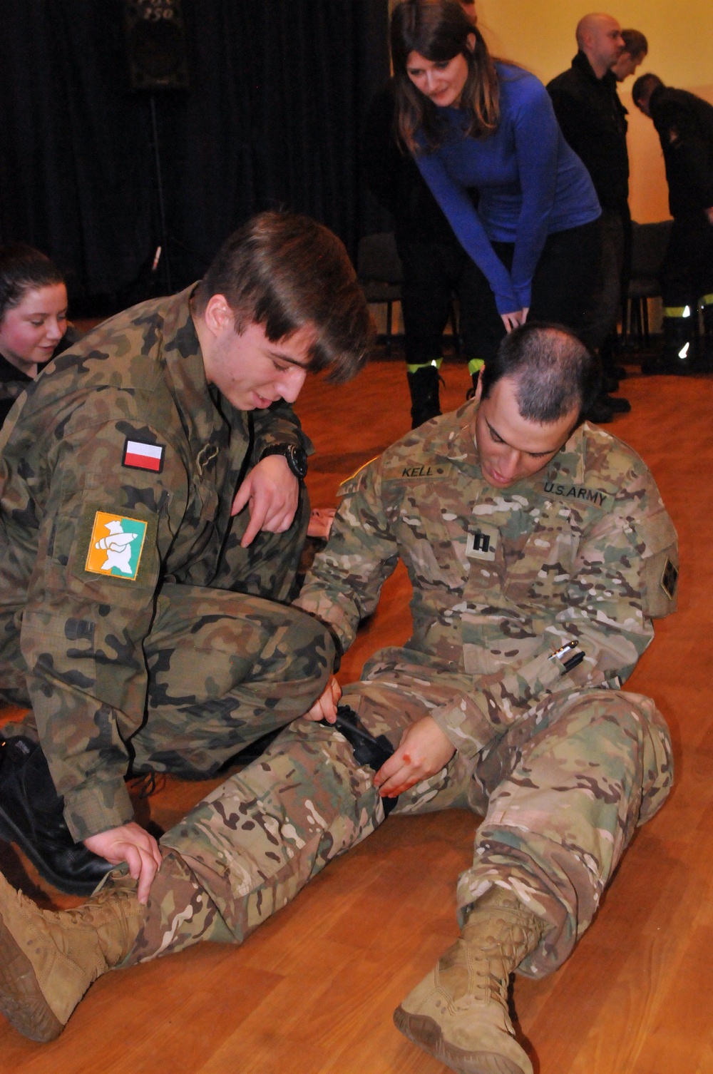 Iron Brigade medics teach Polish students basic first aid training