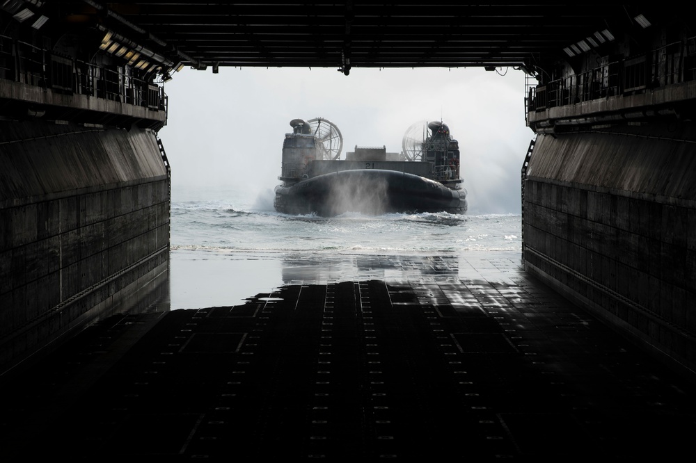 NBU 7 LCAC embarks USS Bonhomme Richard (LHD 6)