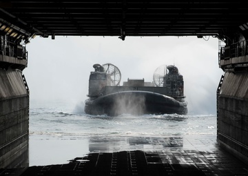 NBU 7 LCAC embarks USS Bonhomme Richard (LHD 6)