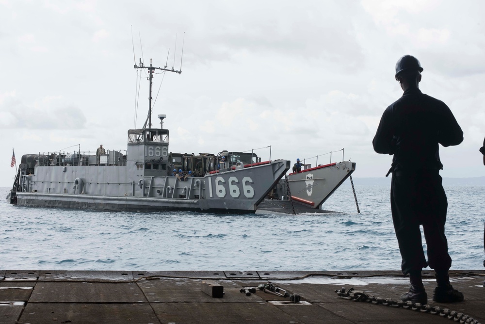 LCU 1666 conducts stern gate marriage with USS Green Bay