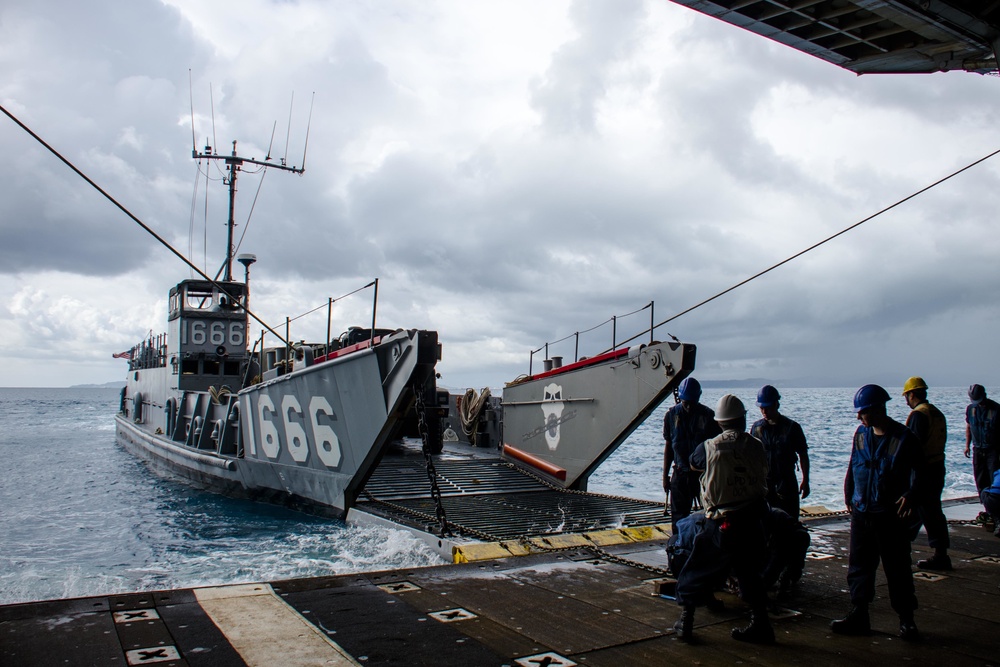 LCU 1666 conducts stern gate marriage with USS Green Bay