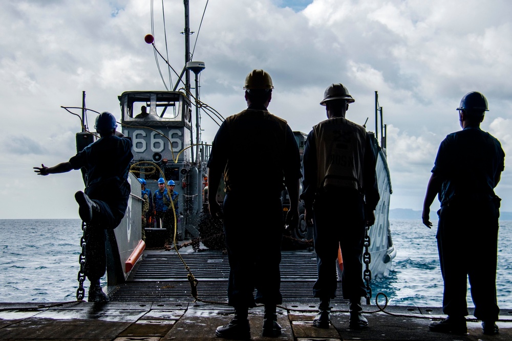 LCU 1666 conducts stern gate marriage with USS Green Bay