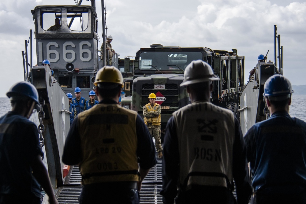 LCU 1666 conducts stern gate marriage with USS Green Bay