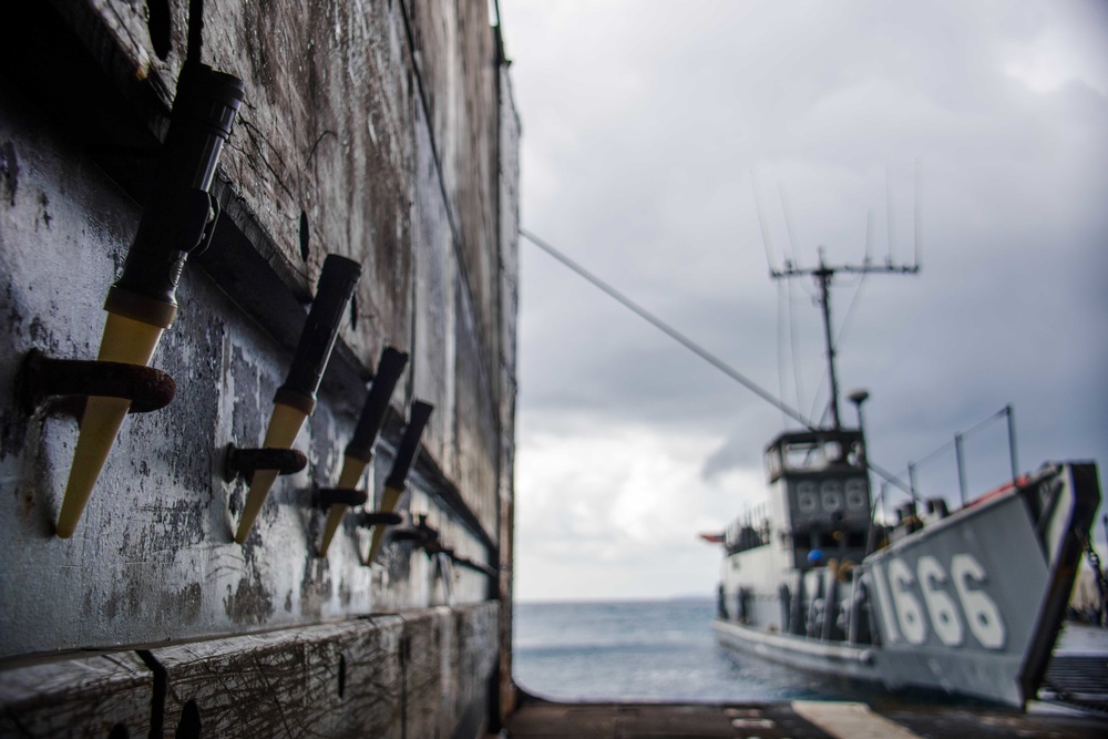 LCU 1666 conducts stern gate marriage with USS Green Bay