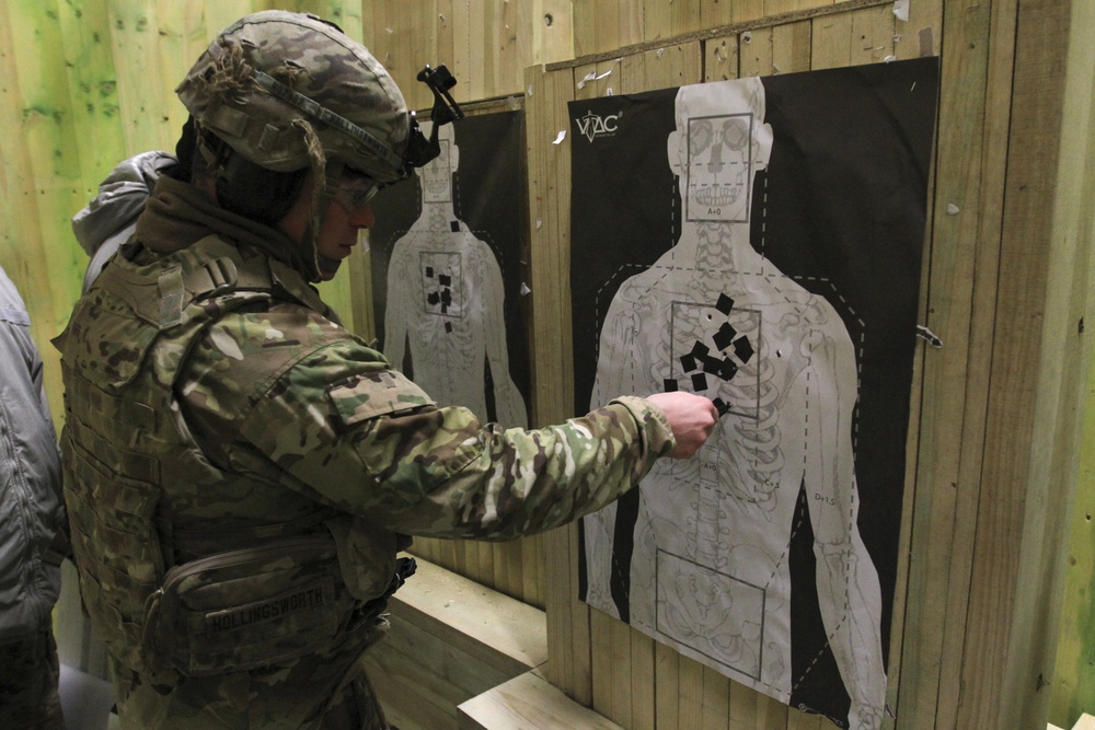 Paratroopers, Lithuanian soldiers navigate shoot house