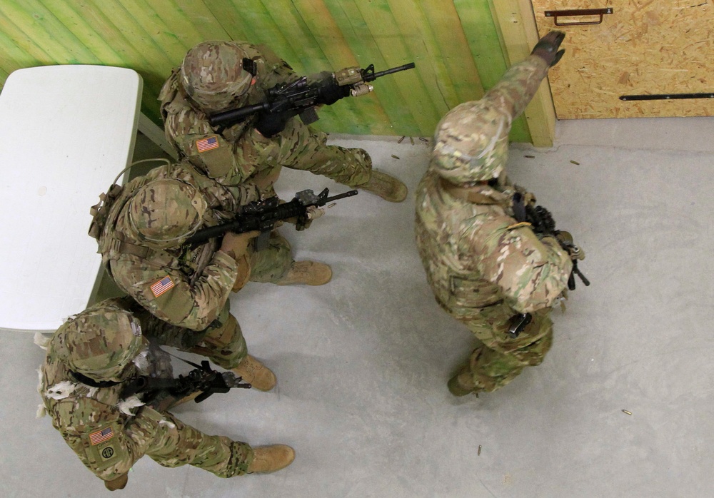 Paratroopers, Lithuanian soldiers navigate shoot house