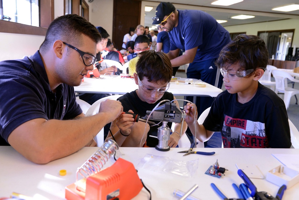 Coast Guard volunteers help students build SeaPerch underwater robots