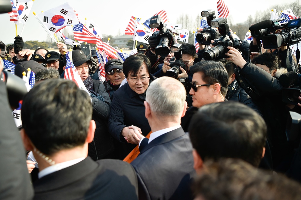SD shakes hands with ROK Citizens
