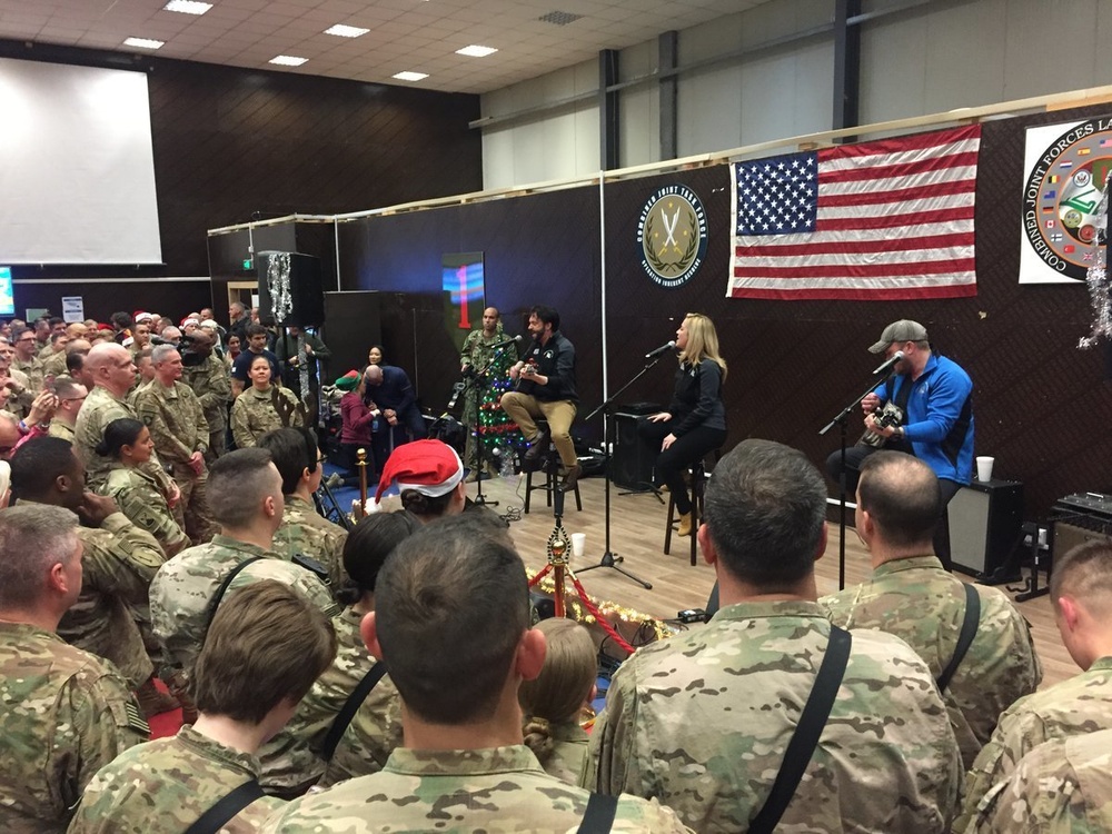 Deason brings entertainment to servicemembers in Iraq