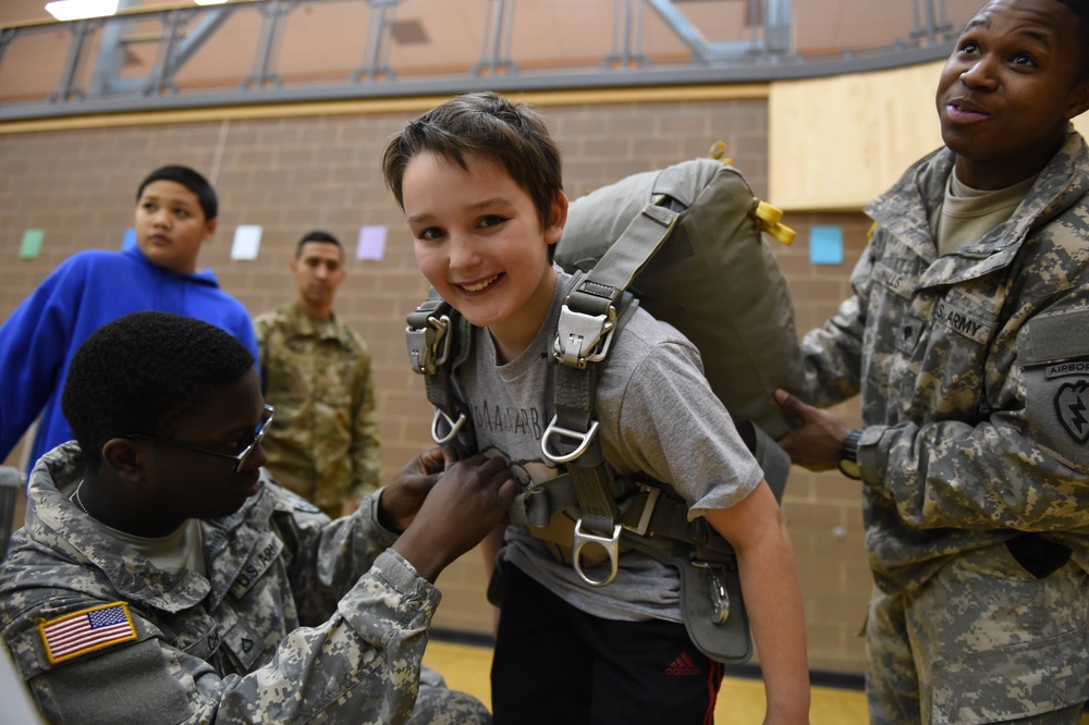 Military Partnership Program sees Soldiers volunteer at area school