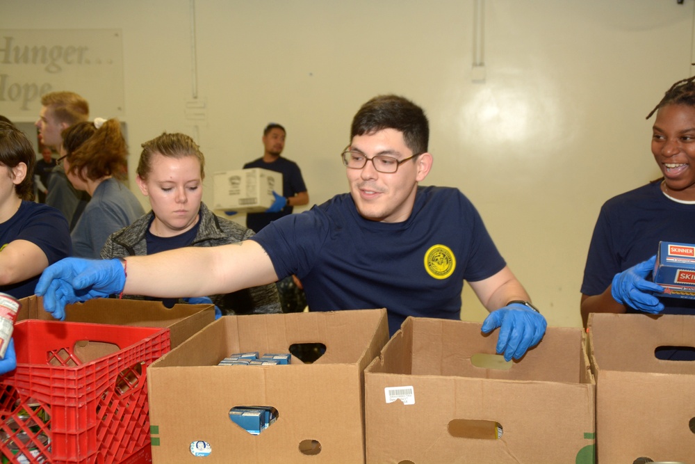 San Antonio Future Sailors, Recruiters donate time to Food Bank