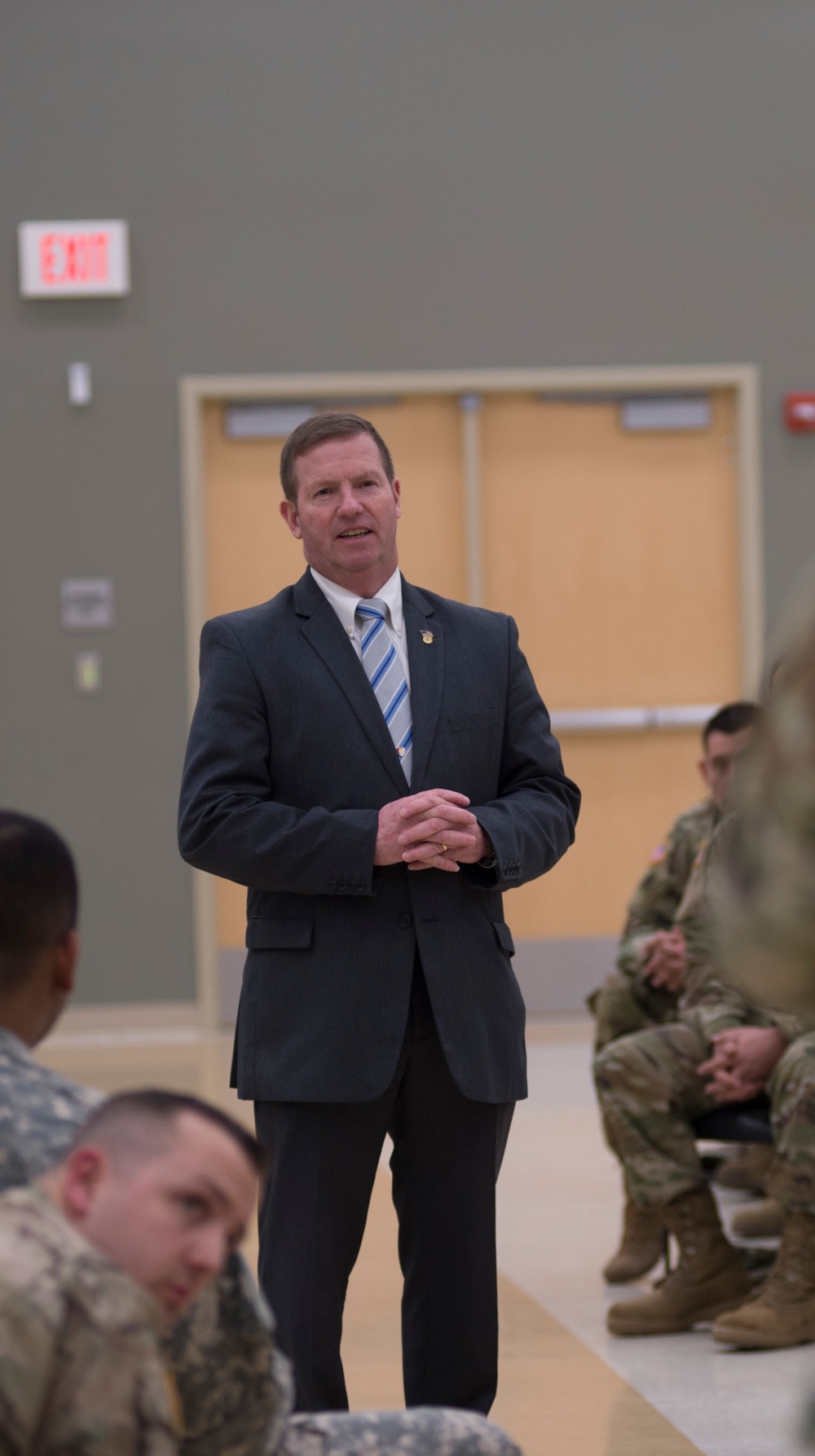 Former Sergeant Major of the Army talks with enlisted Oklahoma Guardsmen