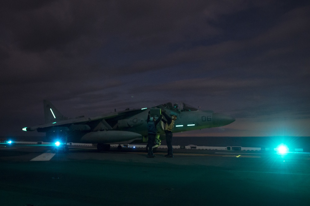 Night flight operations aboard USS Bonhomme Richard (LHD 6)