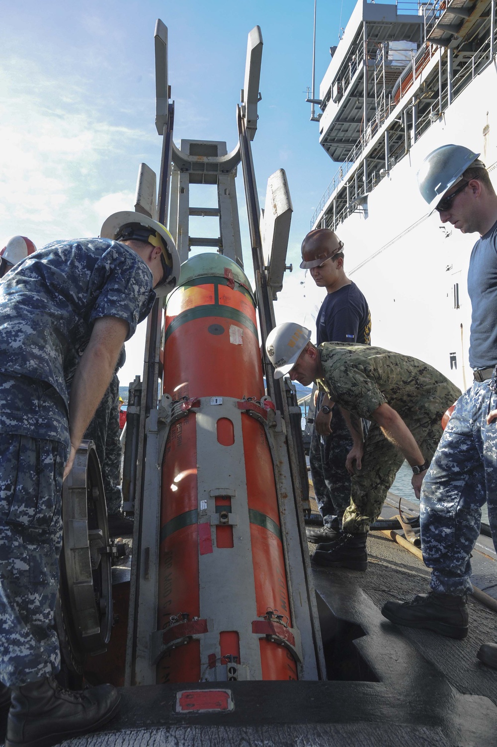 USS Chicago Sailors transfer an EXTORP to USS Emory S. Land Feb. 10