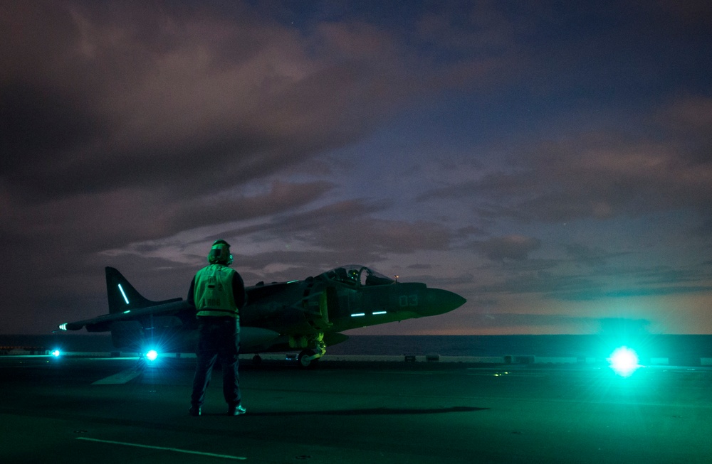 Night flight operations aboard USS Bonhomme Richard (LHD 6)