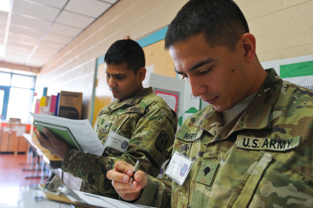 86th ESB Soldiers judge elementary school science fair