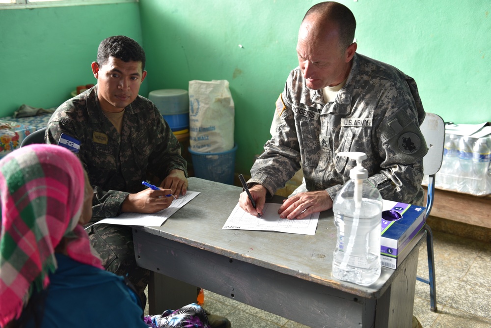 Honduran, U.S. partnership provides medical care for underserved village
