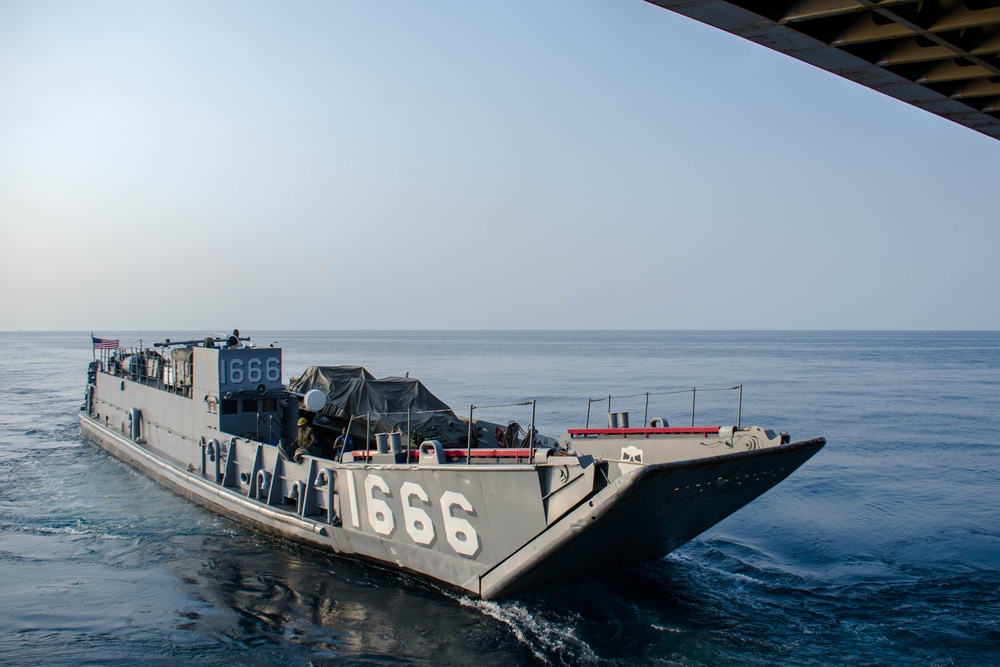 LCU 1666 departs Green Bay’s well deck