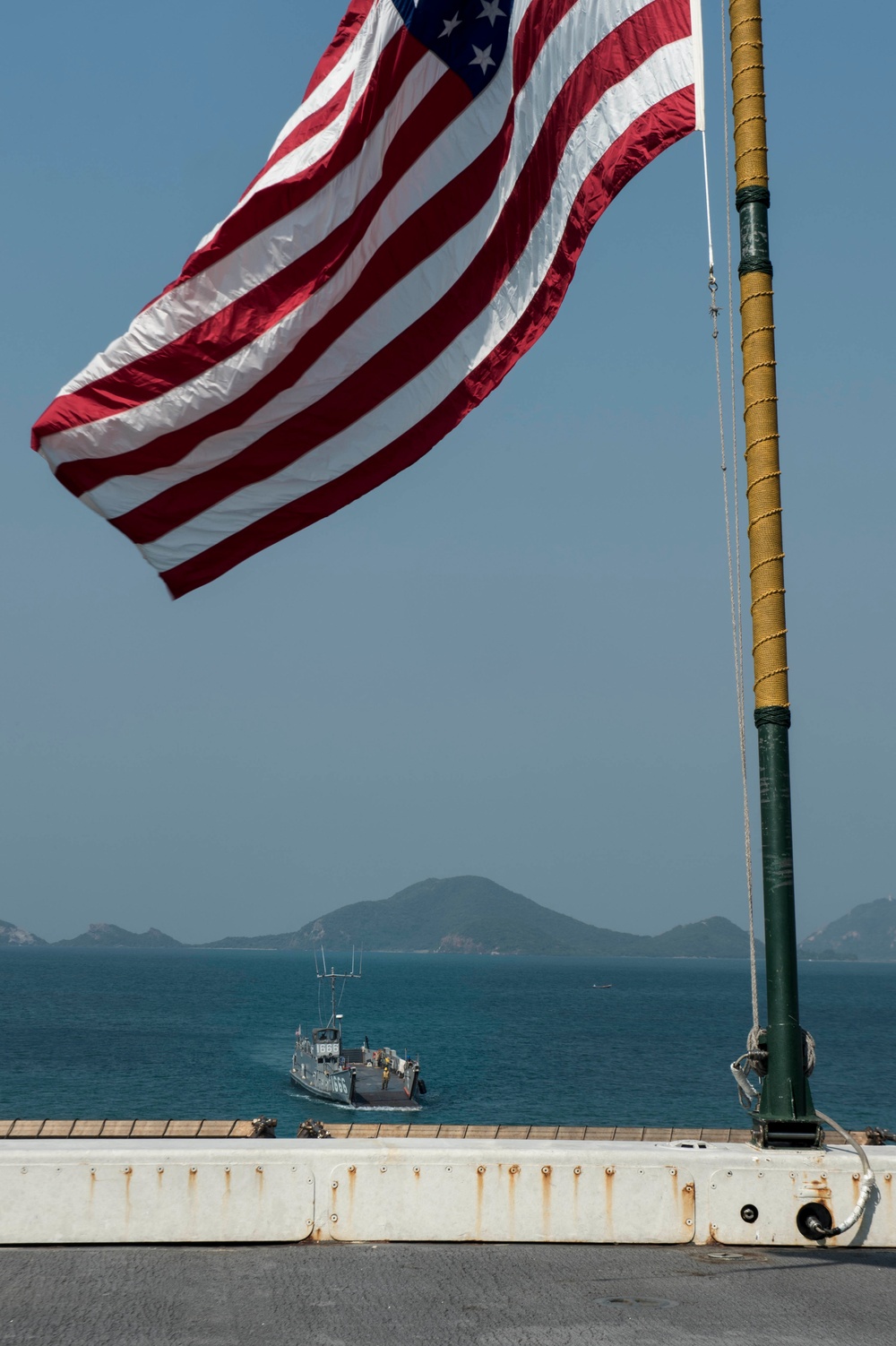 31 MEU offloads equipment off of USS Green Bay in support of Exercise Gold Gold 2017