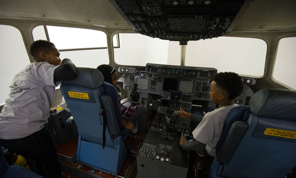 Red-Tailed Hawks swoop in for C-17 training