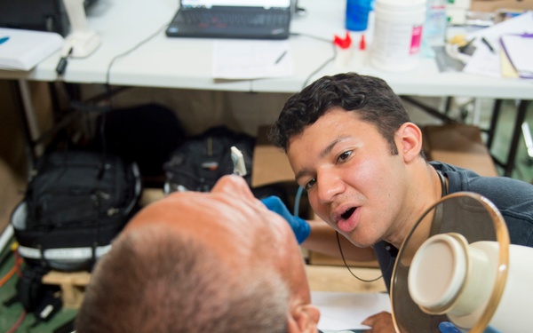 Hospitalman Mateo Castano Galindo Prepares to Perform an Oral X-ray at the Continuing Promise 2017