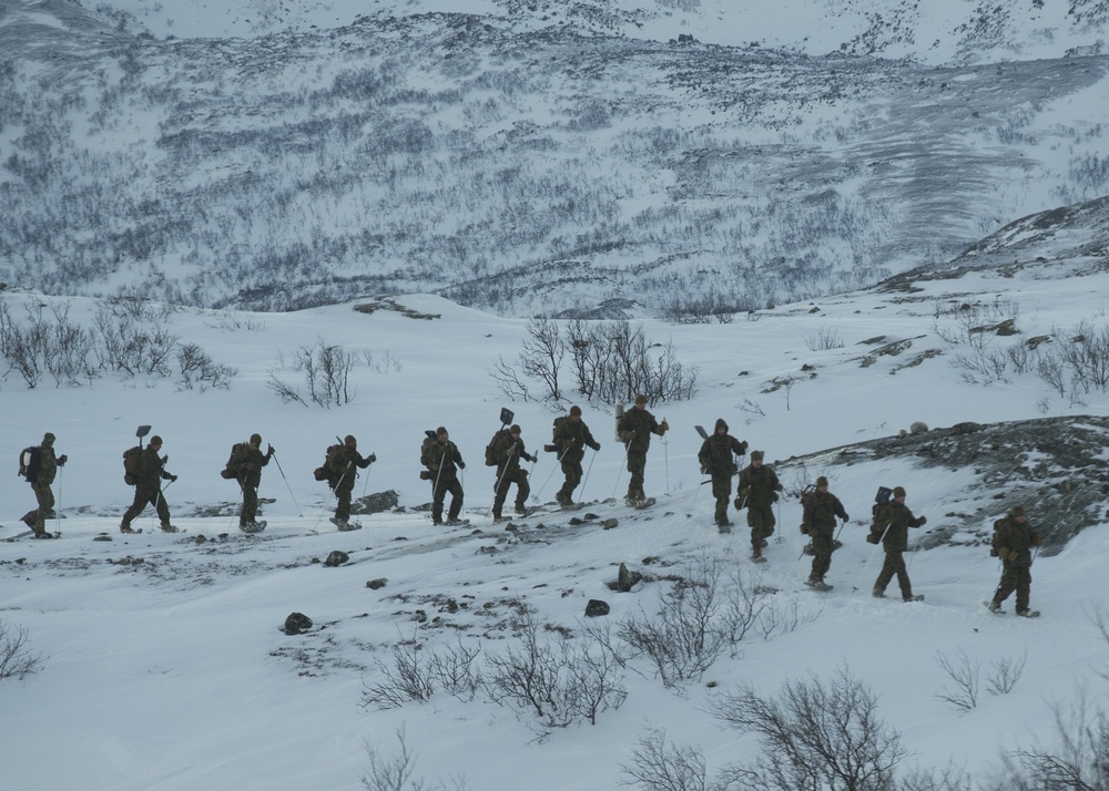 Marine Rotational Force Europe 17.1 executes snowshoe hike