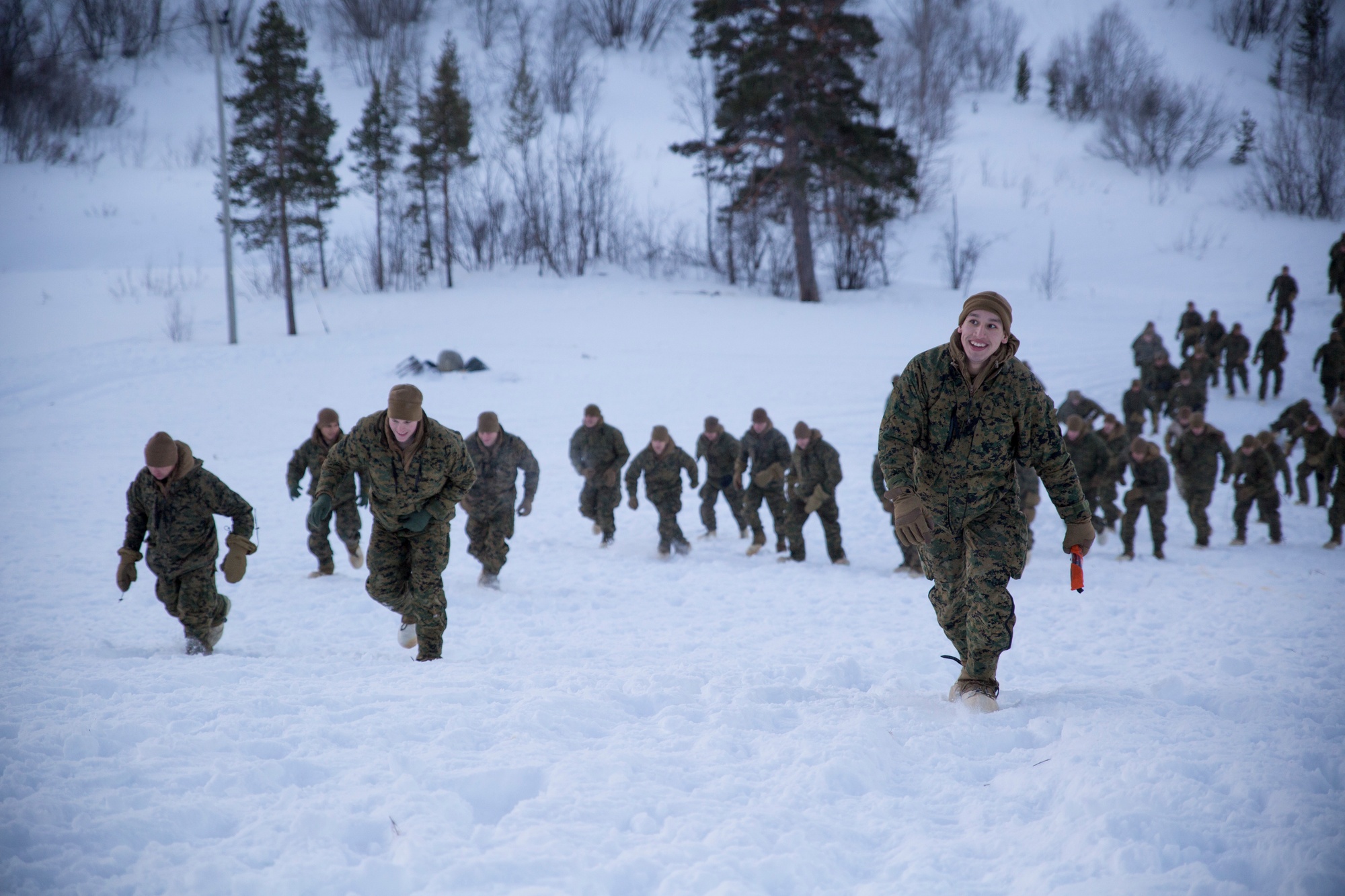 Армейский зим. Армия зимой. Солдат зимой. Русские военные зимой. Военные учения зимой.