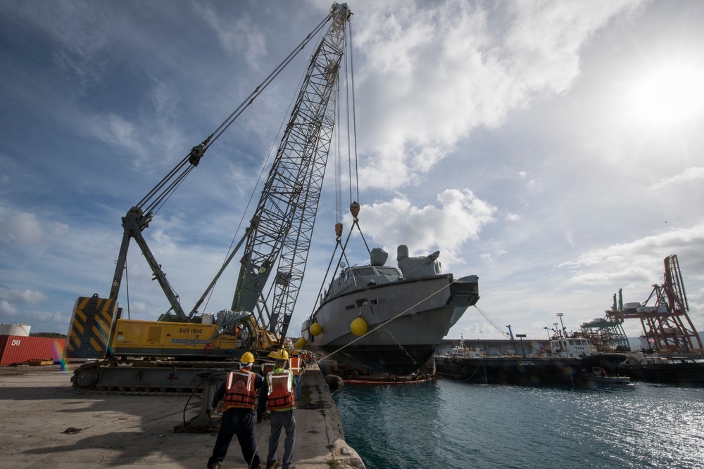 CRG-1 Det Guam Loads MK VI Patrol Boats Into The Ocean