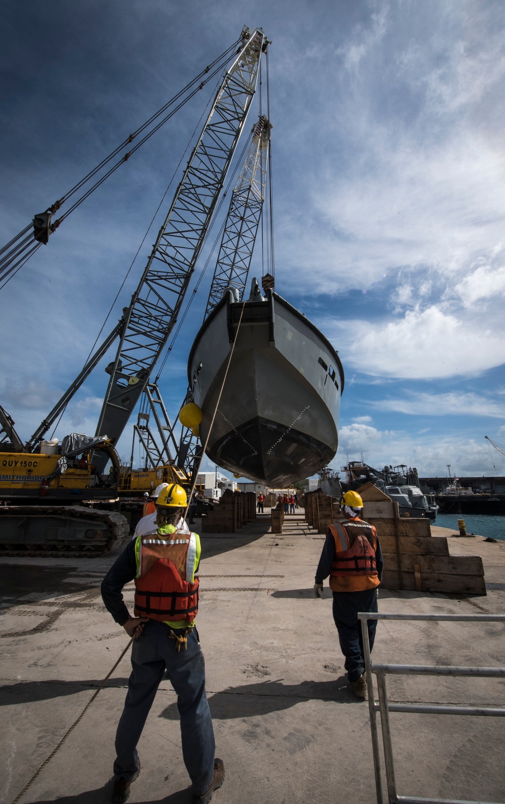 CRG-1 Det Guam Loads MK VI Patrol Boats Into The Ocean