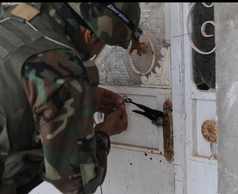 Peshmerga safely opening door