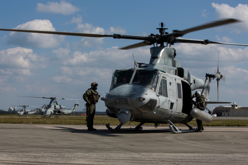 Lt. Gen. Nicholson Flies with HMLA-267