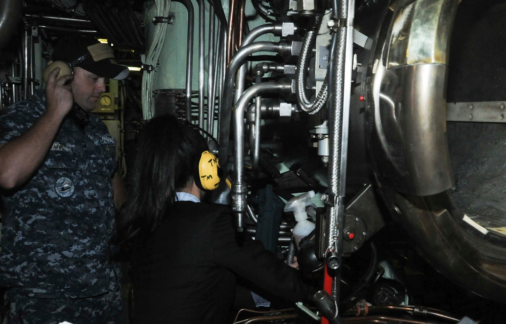 STAFFDEL Conducts Torpedo Launch Simulation During Submarine Tour