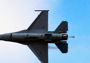 F-16 demonstrates performance at Aero India 2017