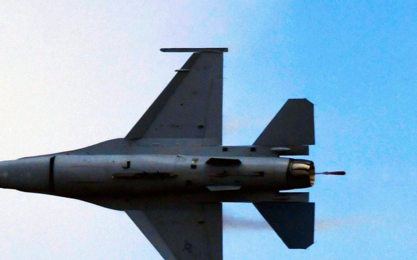 F-16 demonstrates performance at Aero India 2017