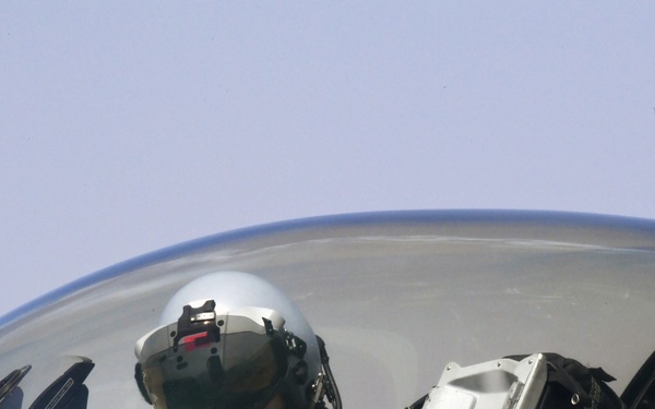 F-16 demonstrates performance at Aero India 2017