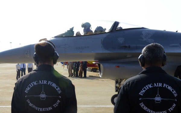 F-16 demonstrates performance at Aero India 2017