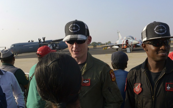 F-16 demonstrates performance at Aero India 2017