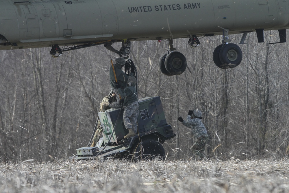 Signal Soldiers refine air assault skills